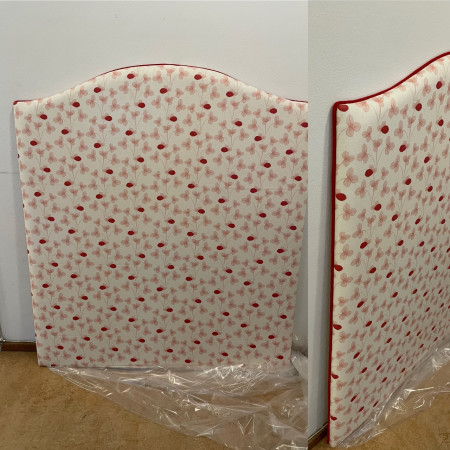 Sänggavel klädd i tyget Chintz Constance från Ottoline.